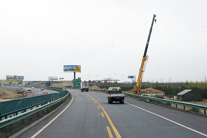呼和浩特至包头段高速公路改扩建工程.png